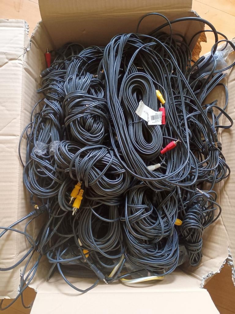Doos vol audio kabels, Audio, Tv en Foto, Audiokabels en Televisiekabels, Ophalen of Verzenden, Minder dan 2 meter