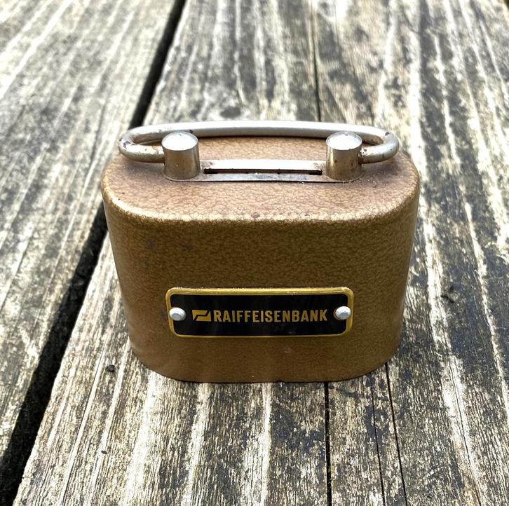 Leuke Vintage Raiffeisenbank Spaarpot - retro bank fifties, Verzamelen, Spaarpotten, Gebruikt, Overige thema's, Metaal of Blik