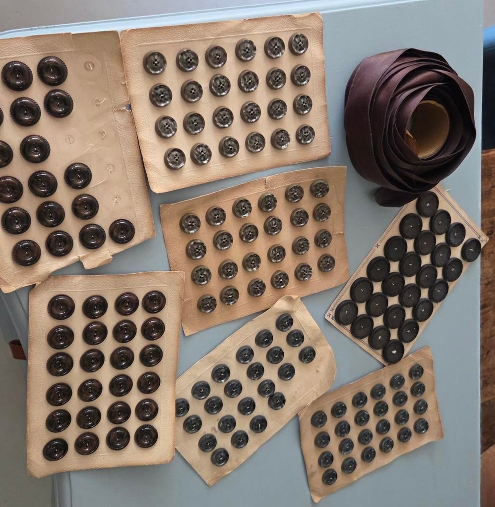 160 oude Franse knopen en mooi bruin band, Ophalen of Verzenden, Knoop of Knopen