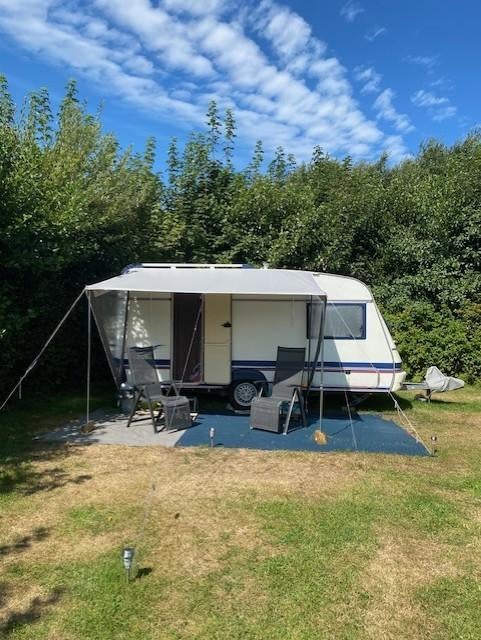 Prachtige Wilk toercaravan ' plug and play ' - Knaus Sport, Vast bed, 750 - 1000 kg, Particulier, Schokbreker