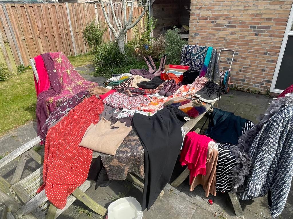Prachtige partij vlooeienmarkt kleding en schoenen!, Diversen, Rommelmarktspullen, Zo goed als nieuw, Ophalen