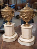 2 antieke verguld brons - marmer. Cassolettes €265., Ophalen