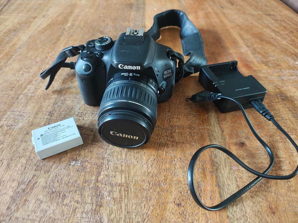 Canon EOS 600D Spiegelreflexcamera met oplader en accu, Gebruikt, Spiegelreflex, Canon, Ophalen of Verzenden