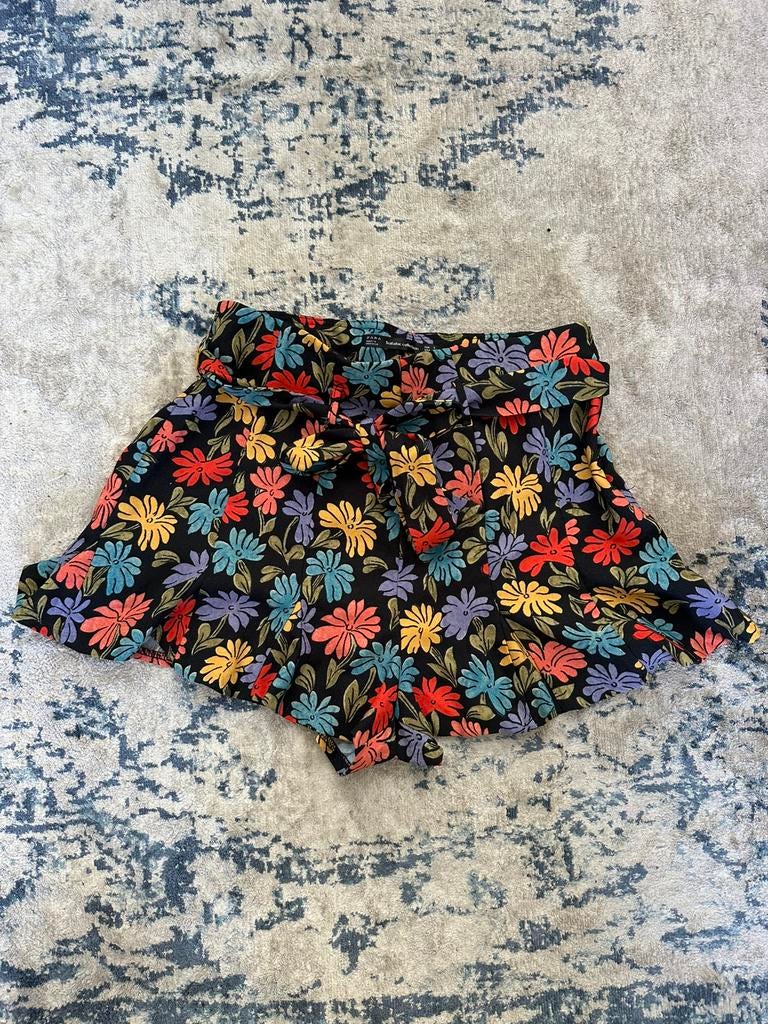 Nieuwe korte broek / short met bloemen Zara maat S, Kort, Zwart, Nieuw, Ophalen of Verzenden
