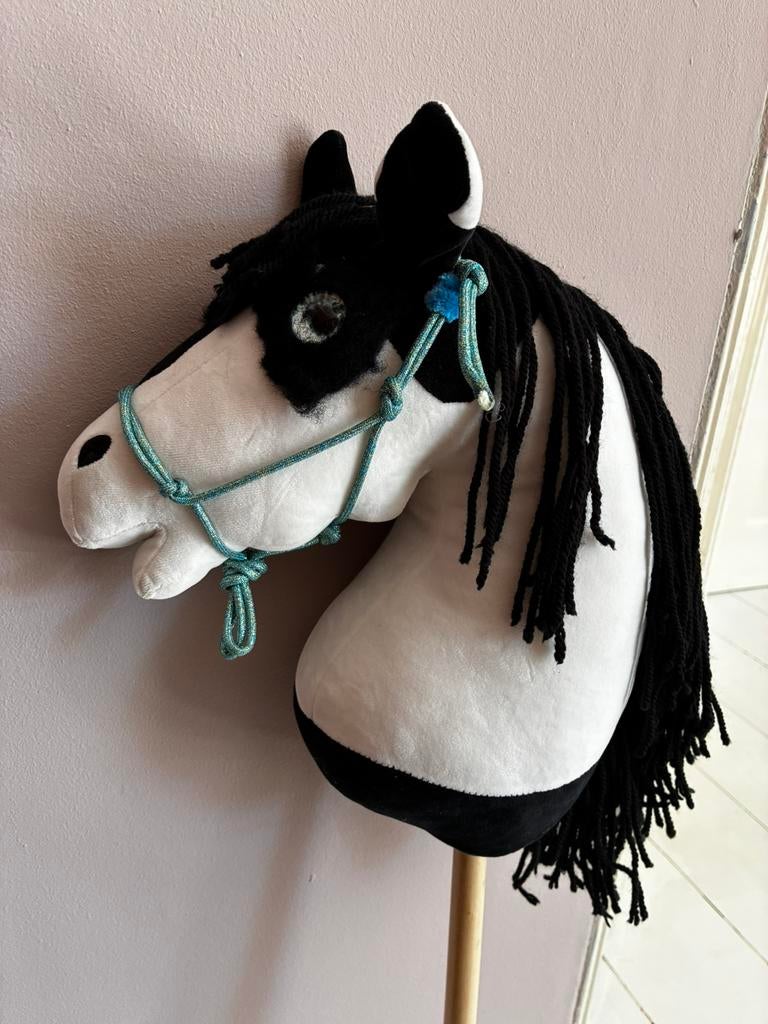 Hobbyhorse stokpaard zwart-wit met accesoires, Ophalen, Paard, Zo goed als nieuw, Middelgroot (20 tot 80 cm)