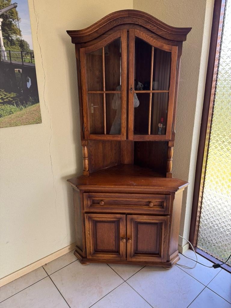 Hoekkast: donker massief eikenhout - vitrinekast, Antiek en Kunst, Ophalen