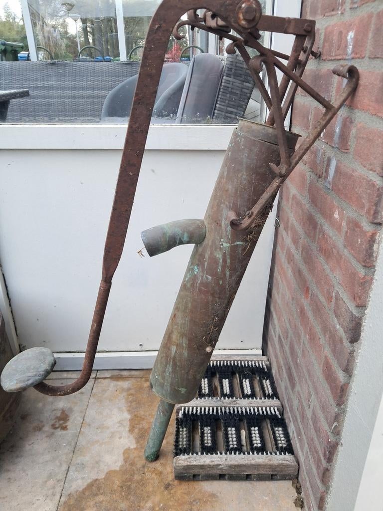 Oude waterpomp en koperen ketel, Antiek en Kunst, Antiek | Koper en Brons, Ophalen of Verzenden