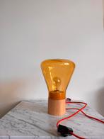 Tafellamp met houten voet en amberkleurig glas, Ophalen of Verzenden, Gebruikt, Hout, Minder dan 50 cm