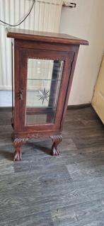 Antiek kastje met geslepen glas, Ophalen