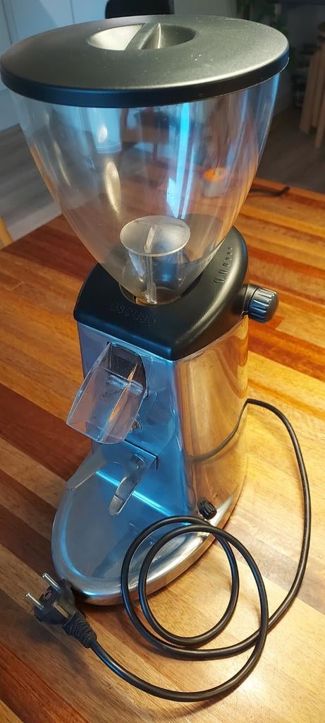 Elektrische koffiemolen., Ophalen