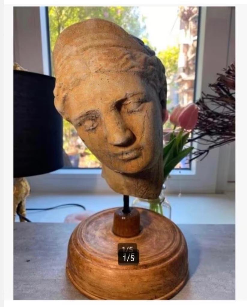 Betonnen vrouwen hoofd tuinbeeld op houten voet, Tuin en Terras, Tuinbeelden, Steen, Ophalen of Verzenden, Zo goed als nieuw, X