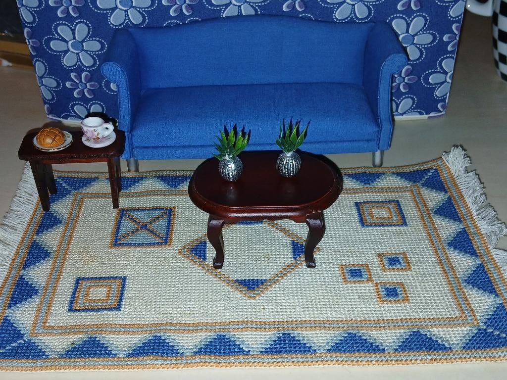 Set voor de zithoek 1:12 / bank-kleed-tafeltje + accessoires, Ophalen of Verzenden, Zo goed als nieuw, Decoratie