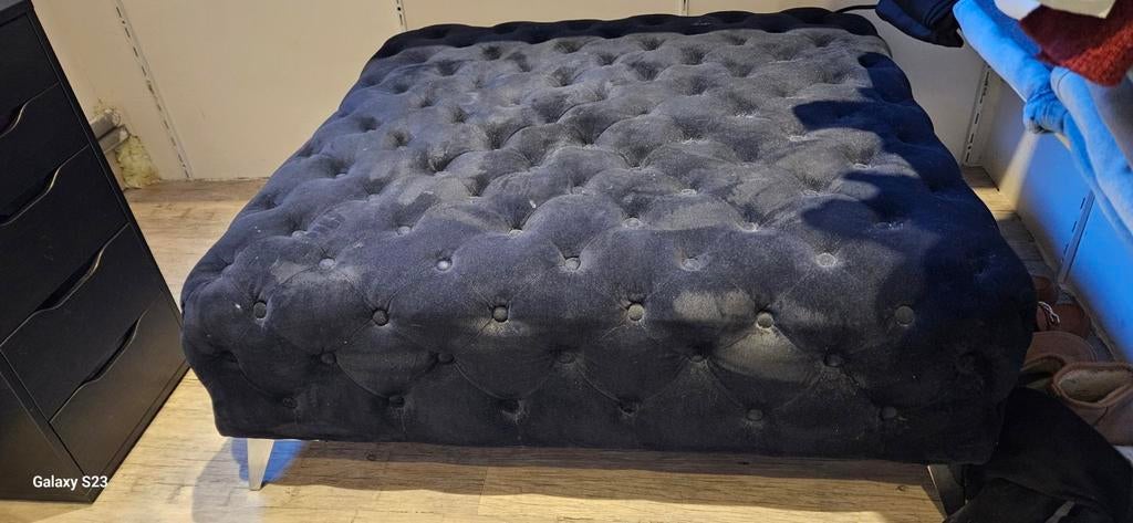 Zwarte fluwelen poef - Chesterfield stijl, Huis en Inrichting, Banken | Voetenbanken en Poefen, Ophalen, Gebruikt, 75 tot 100 cm