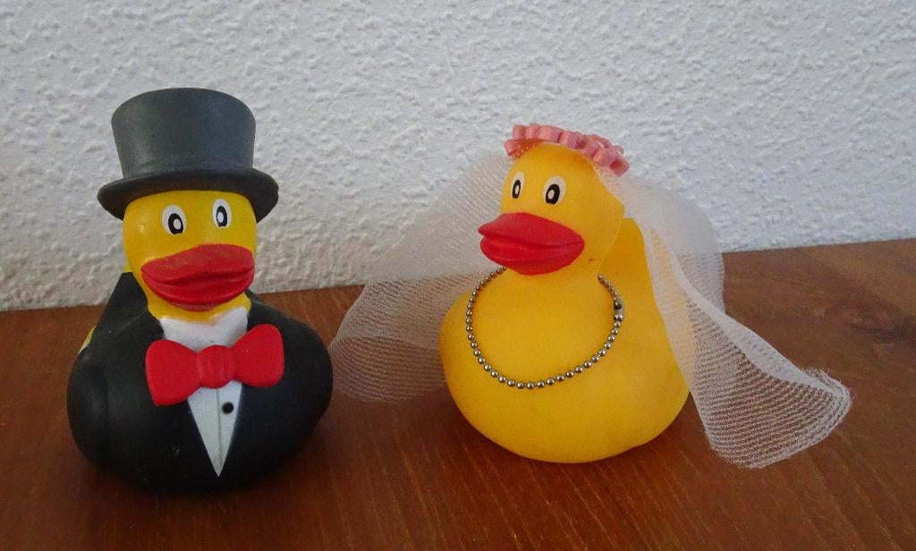 Bruidspaar badeendjes bruid en bruidegom, Ophalen of Verzenden, Zo goed als nieuw