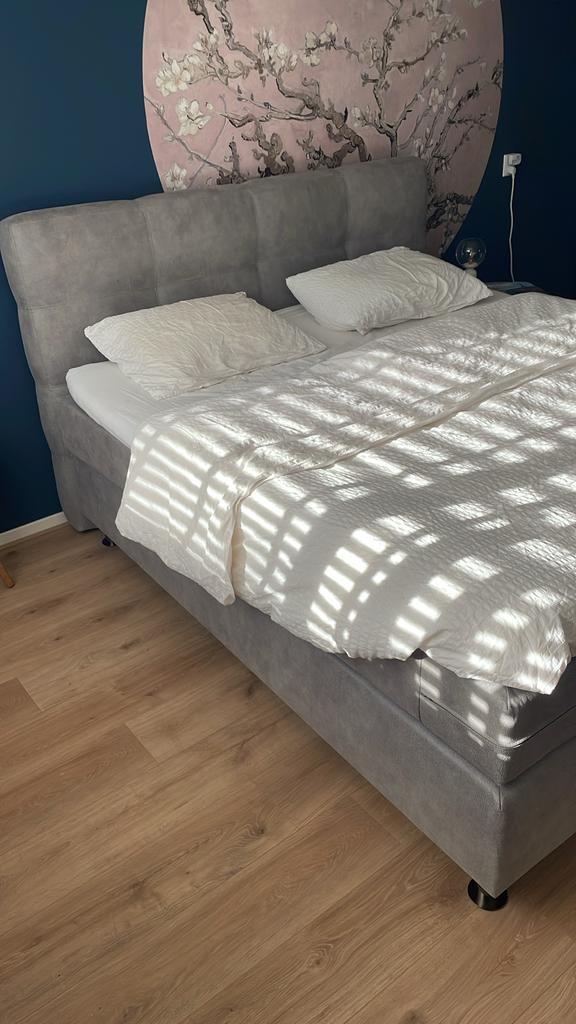 Grijze boxspring met hoofdbord, Huis en Inrichting, Slaapkamer | Boxsprings, Zo goed als nieuw, 180 cm, 200 cm, Tweepersoons, Grijs