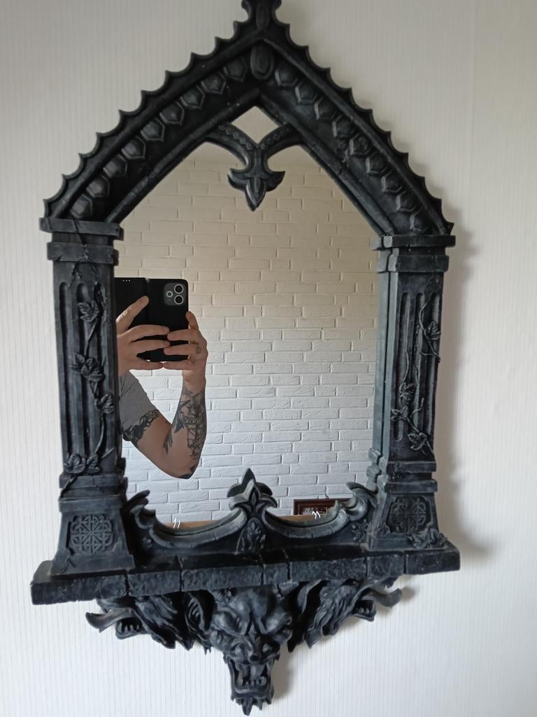 Gotische spiegel met gargoyle en gedetailleerd frame, Huis en Inrichting, Woonaccessoires | Spiegels, Ophalen of Verzenden