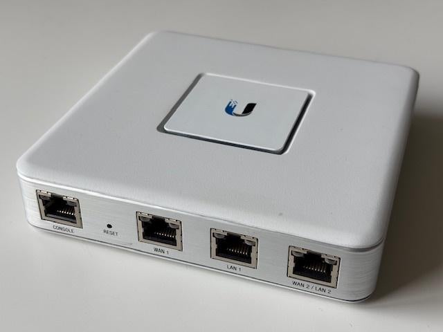 Ubiquiti Unifi Security Gateway USG 3P, Ophalen of Verzenden, Zo goed als nieuw, Router met modem, Ubiquity