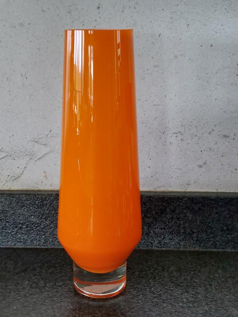 Glas geblazen oranje vaas op transparante voet, Ophalen of Verzenden, Oranje, Glas, Minder dan 50 cm