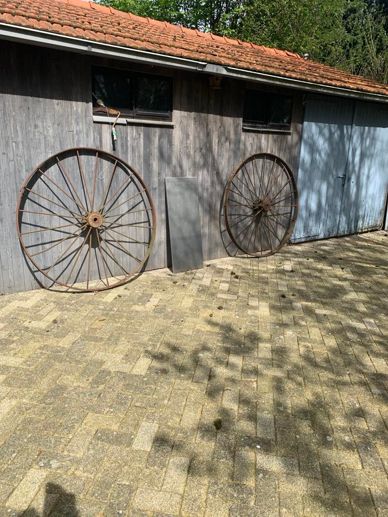 Twee oude ijzeren wielen - decoratie of restauratie, Ophalen