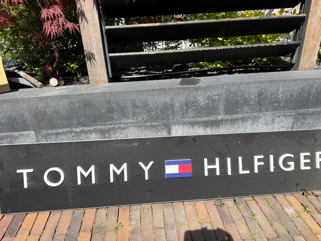 Tommy hilfiger sign, Verzamelen, Merken en Reclamevoorwerpen, Ophalen, Zo goed als nieuw, Reclamebord