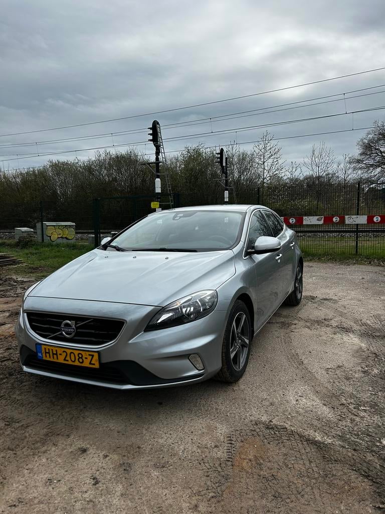 Volvo V40 2.0 D2 120PK 2015 Grijs, Auto's, Volvo, Zwart, 4 cilinders, 1969 cc, Alcantara