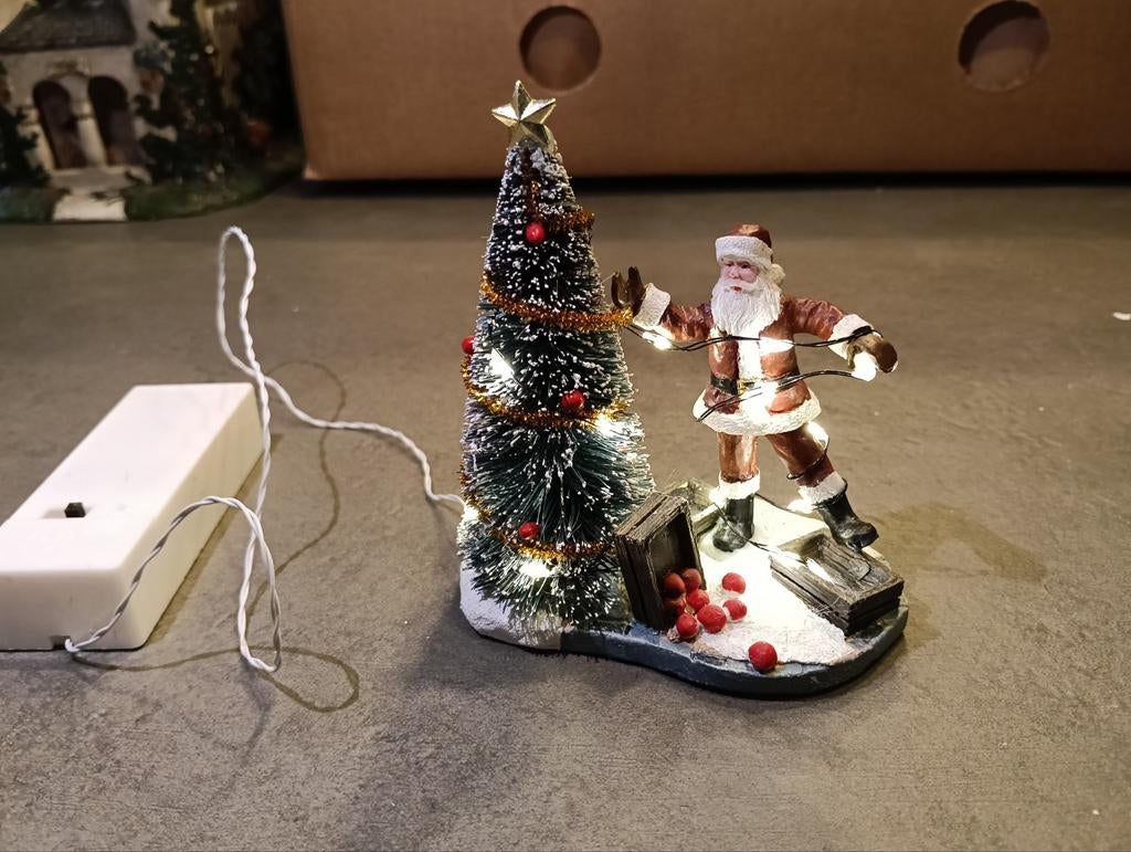 Kerstman met kerstboom verlicht, Ophalen of Verzenden, Beeldje of Poppetje