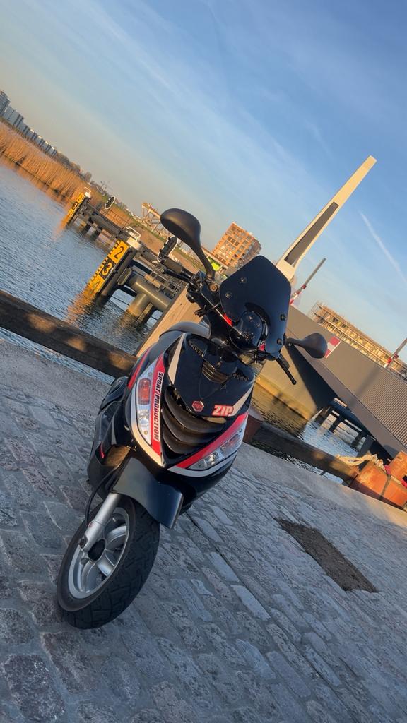 Zip 50 4t (orginele sp kappen, Fietsen en Brommers, Scooters | Piaggio, Ophalen, Zo goed als nieuw, Benzine, Zip