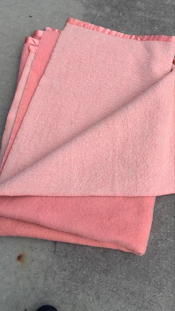 Vintage Roze deken met satijnen rand,150x250,bedsprei,plaid, Ophalen of Verzenden, Gebruikt