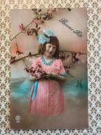 1920 Meisje met blauwe strik en roze jurk (ME), Ophalen of Verzenden, 1920 tot 1940, Gelopen, Kinderen