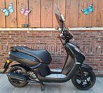 TE KOOP Z.G.A.N PEUGEOT KISBEE BLACK EDITION ! LAGE KM STAND, Ophalen, Overige modellen, Zo goed als nieuw, Benzine
