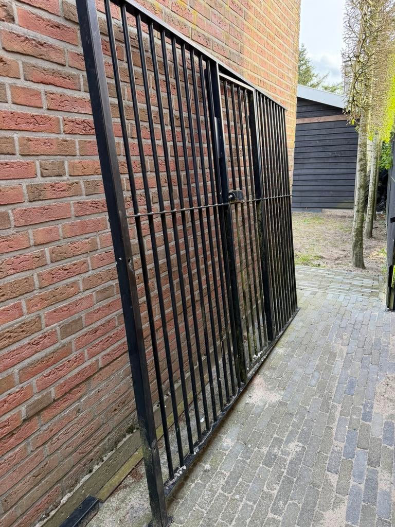 zwaar metalen hek met deur (zwart), Ophalen, Met poort, Gebruikt, Spijlenhekwerk