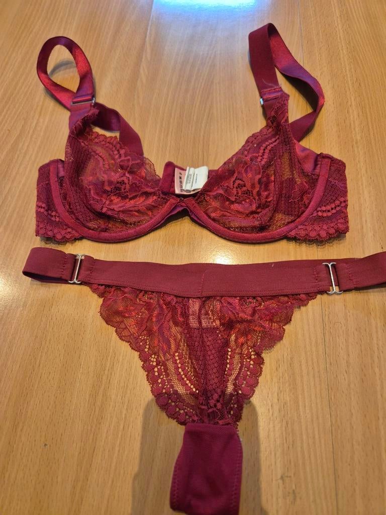 Hunkemöller BH en string setje rood kant, Kleding | Dames, Ophalen of Verzenden