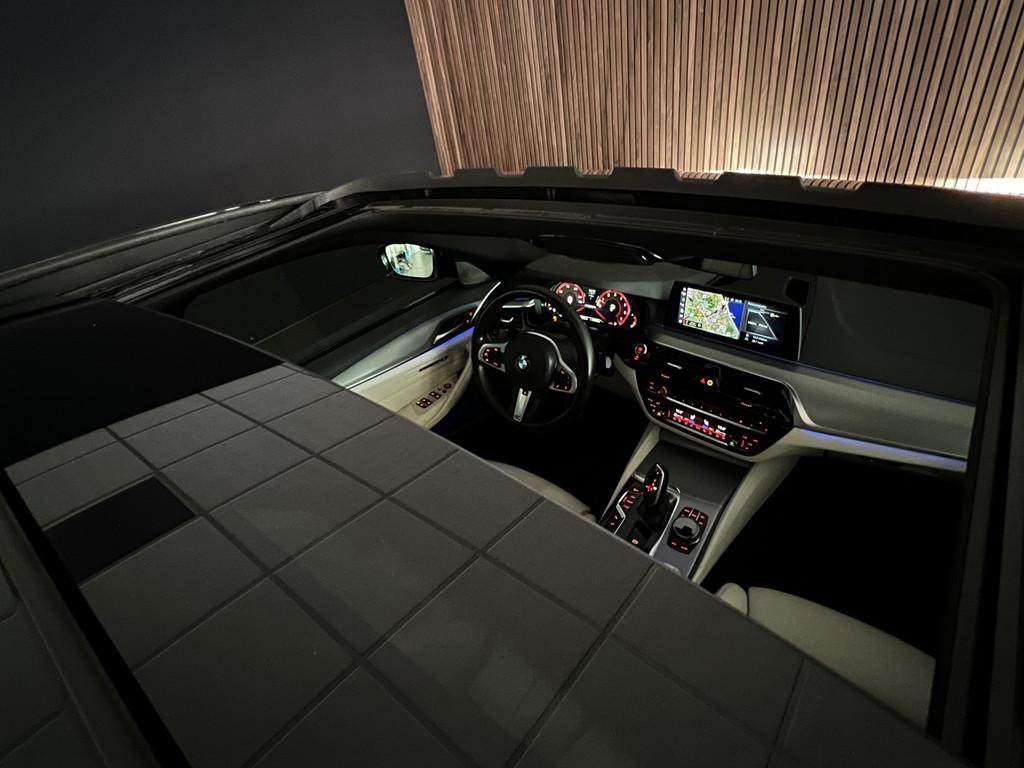 BMW 5-serie M550i xDrive High Executive 4.4 V8 462PK/MASSAGE, Auto's, BMW, Automaat, Gebruikt, 2000 kg, 4395 cc