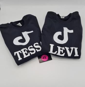 Tiktok truien met je eigen naam in maat 128, Kinderen en Baby's, Kinderkleding | Maat 128, Ophalen of Verzenden, Nieuw, Jongen of Meisje