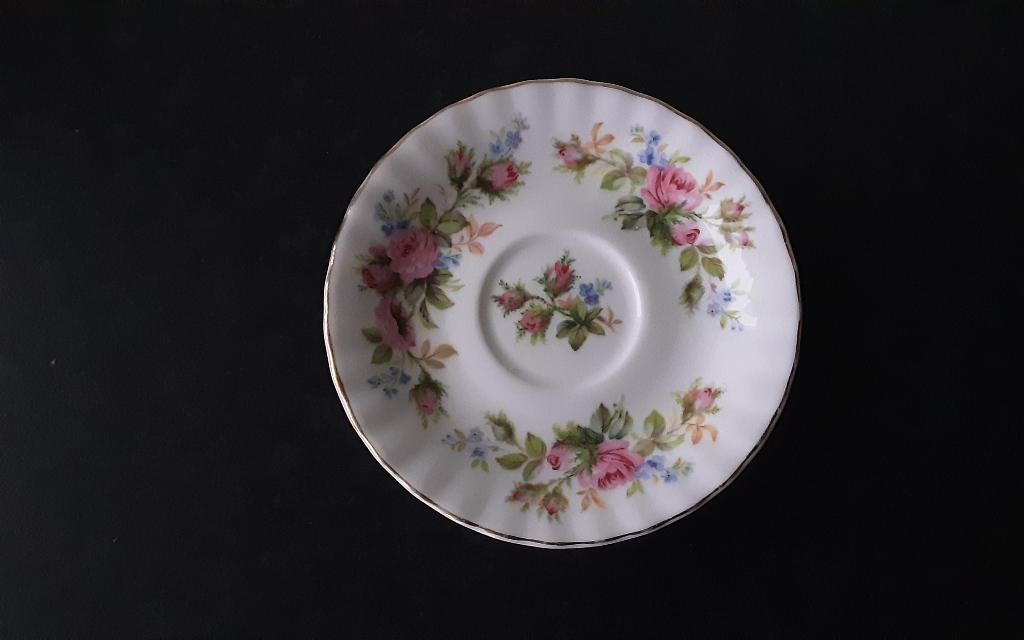 ROYAL ALBERT moos rose schoteltje, Ophalen of Verzenden, Zo goed als nieuw, Porselein, Kop en/of schotel