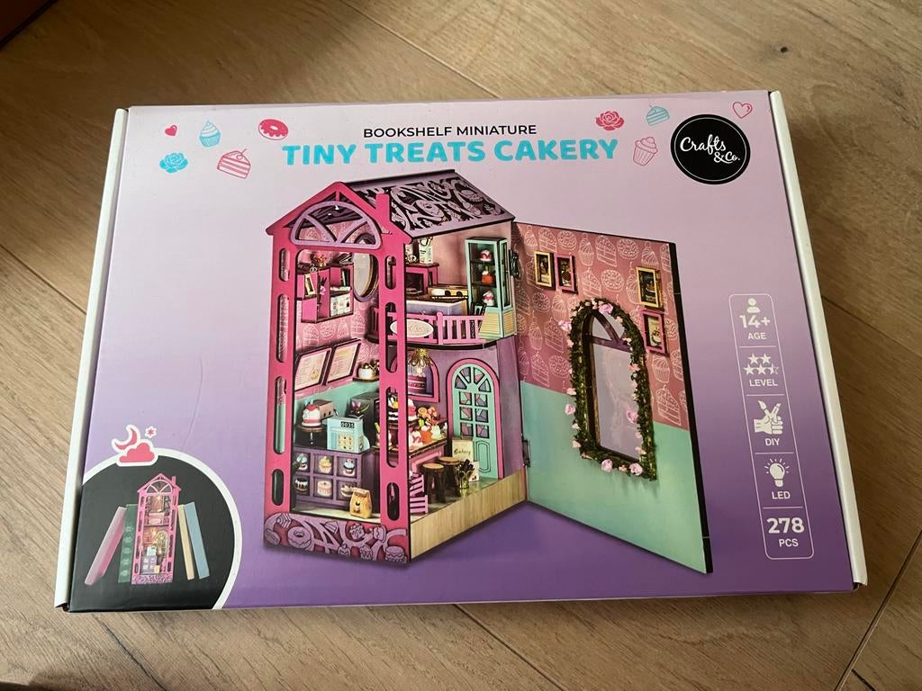 Crafts & Co. Tiny Treats Cakery Miniatuur Boekenkast, Ophalen of Verzenden, Nieuw, Jongen of Meisje