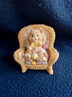 Beeldje beer in rieten stoel, Ophalen of Verzenden, Zo goed als nieuw, Dier