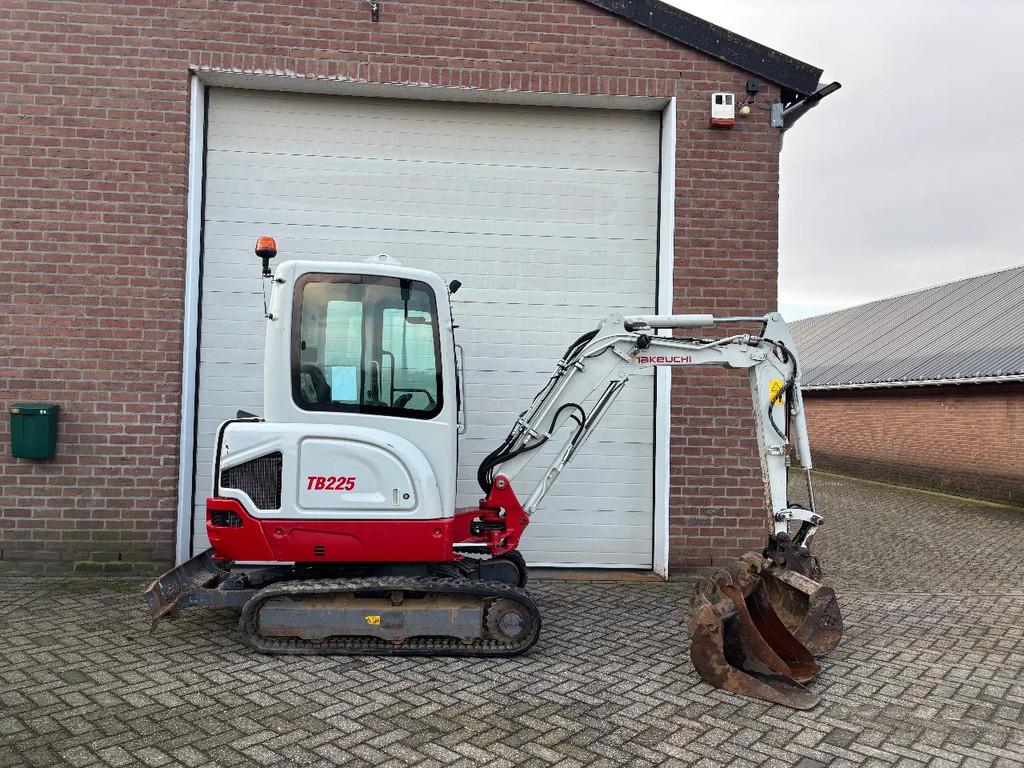 Takeuchi TB225 Minigraver graafmachine 1970 uren! (bj 2018), Zakelijke goederen, Machines en Bouw | Kranen en Graafmachines, Graafmachine