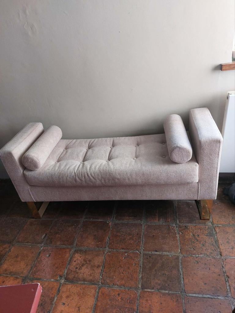 Stijlvol bankje met stof en metalen poten, Gebruikt, Minder dan 75 cm, Tweepersoons, Ophalen of Verzenden