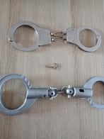 Twee speelgoed handboeien met sleutel, Ophalen of Verzenden