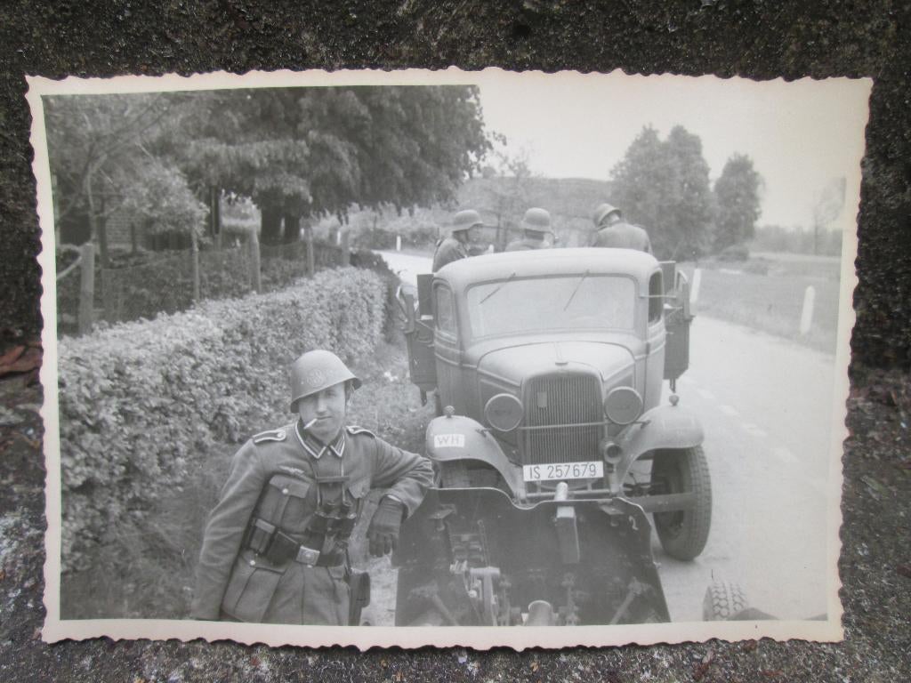 Foto Duits van de eerste verzamelaar van Nederlandse helmen., Verzamelen, Militaria | Algemeen, Ophalen of Verzenden, Landmacht