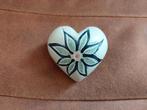 Fraai hartvormige natuursteen met ingelegd bloemmotief., Ophalen of Verzenden, Zo goed als nieuw