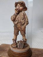 Beeldje Schooljongen eet appel G.Quuaui, Ophalen of Verzenden, Zo goed als nieuw, Mens