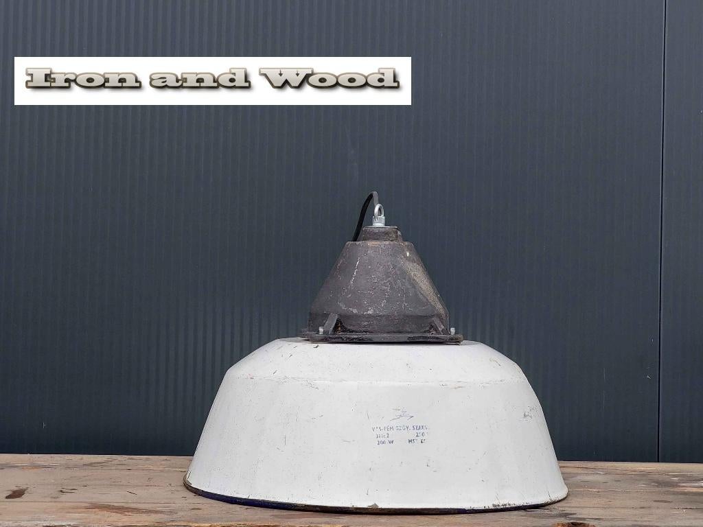 Stoere Poolse witte lamp van oud emaille afmeting: D40 H30, Gebruikt, Vintage, emaille, oud, wit, landelijk, stoer, Ophalen of Verzenden