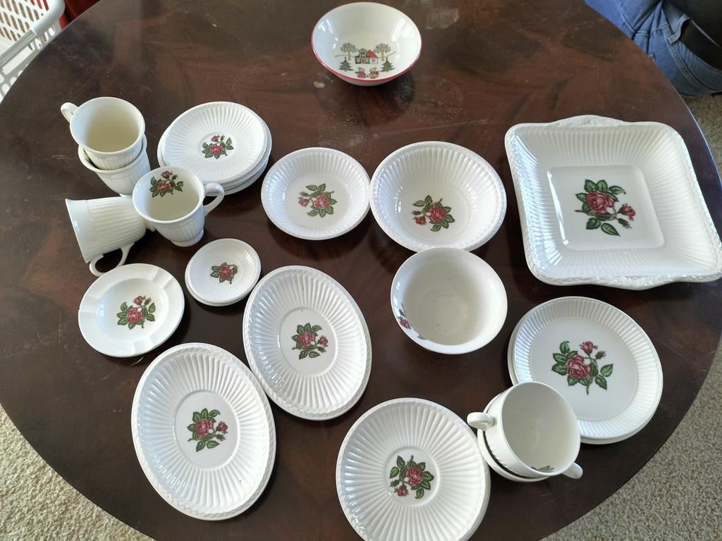 Mooie Wedgewood Moss Rose servies delen., Ophalen