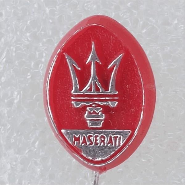 SP1383 Speldje Maserati zilver op rood, Verzamelen, Speldjes, Pins en Buttons, Ophalen of Verzenden, Gebruikt, Overige onderwerpen