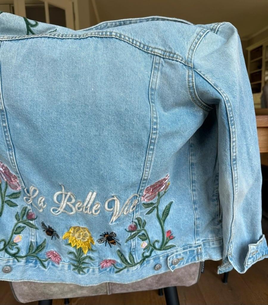 Ibiza style spijkerjack met geborduurde bloemen - Maat S/XS, Ophalen of Verzenden