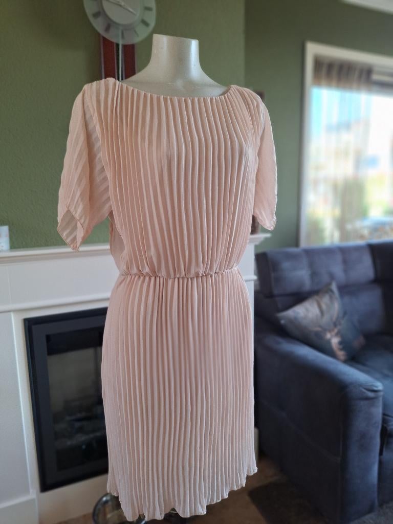 Rinascimento zalm roze zacht oranje plissé jurk L, Verzenden, Oranje, Zo goed als nieuw, Knielengte