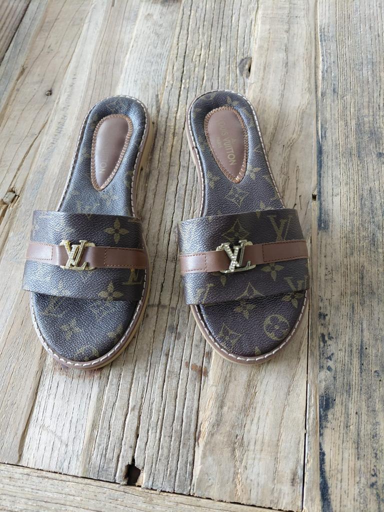 Louis vuiton slippers maat 40, Kleding | Dames, Ophalen of Verzenden, Zo goed als nieuw
