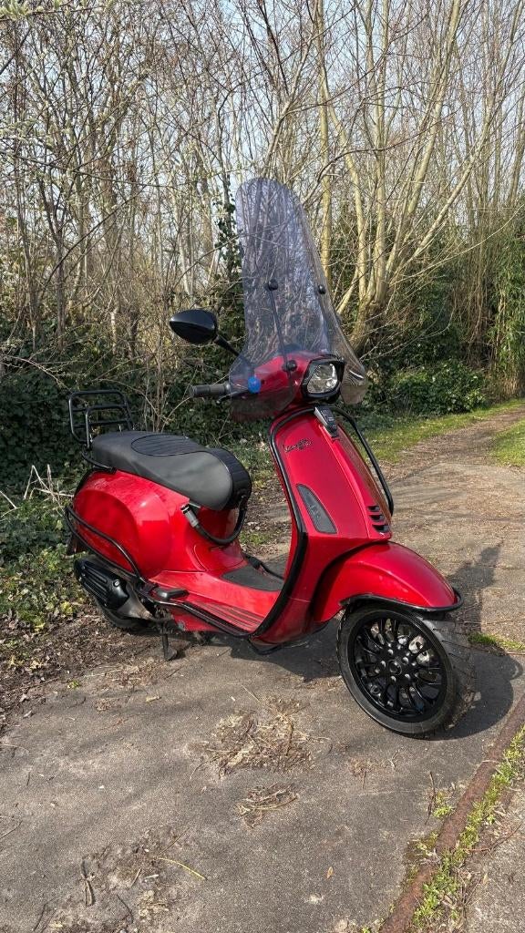 Rode Vespa sprint  + 2 Beon helmen, Ophalen, Maximaal 45 km/u, Vespa S, Zo goed als nieuw